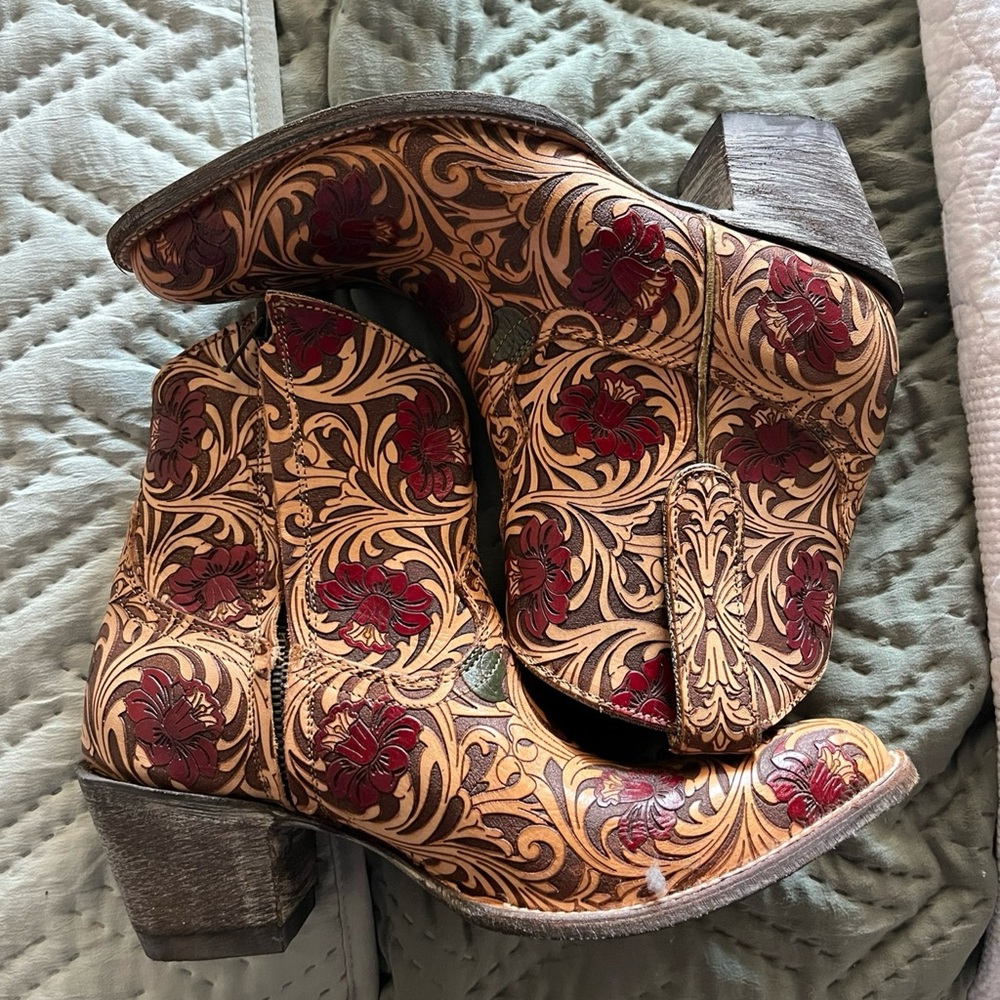 Old Gringo Booties/tan with red roses/size 8